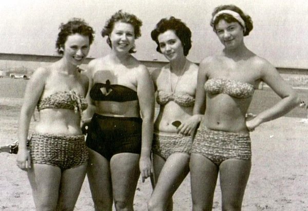 Женщины на пляже 60- 70- х годов