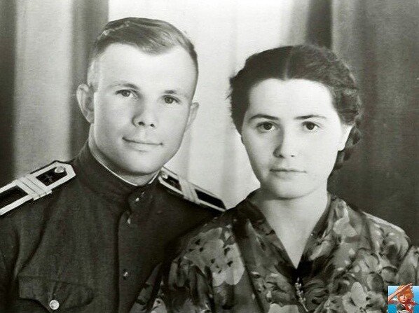 Гагарин в юности со своей женой