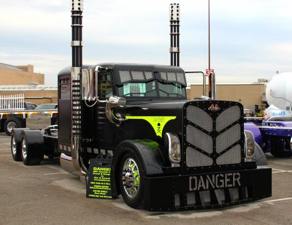 Peterbilt 379 Custom Truck Black