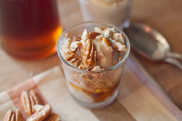 Йогурт с кленовым сиропом и орехами пекан в карамели