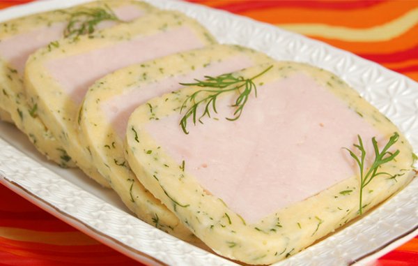 Закусочный рулет из сыра с ветчиной