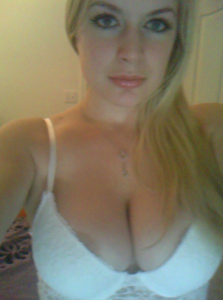 Ей сложно смотреть в глаза