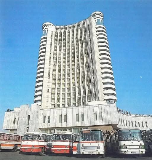 Автобусы ЛАЗ-697М, ЛАЗ-697Н и ЛАЗ-699Р у гостиницы Москва