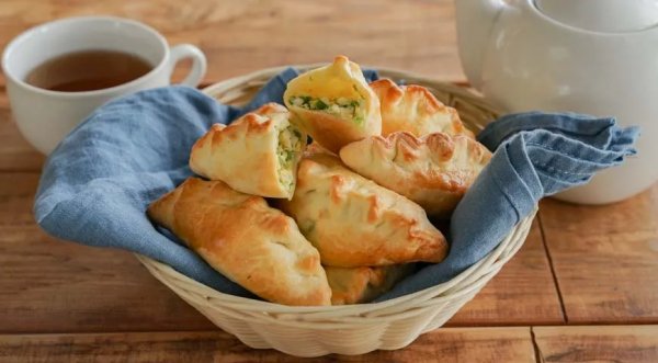 Пирожки с яйцом и зелёным луком