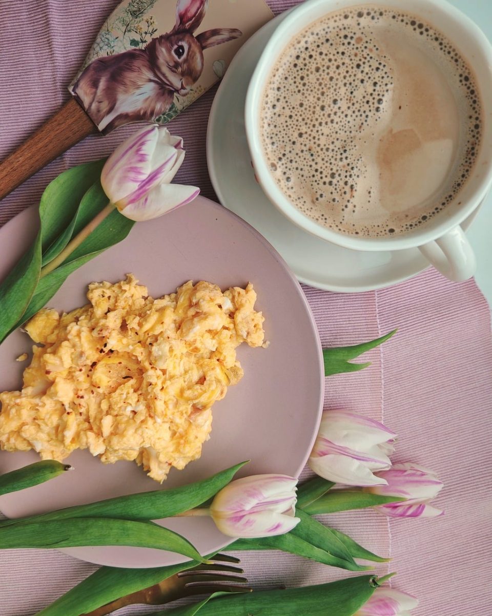 breakfast, scrambled eggs, coffee, tulips, pink plate, mug, spoon, pink, decorative, spread, fresh flowers, cute design, coffee cup, rabbit, napkin, wooden cutlery, breakfast in bed, romantic atmosphere, cosy