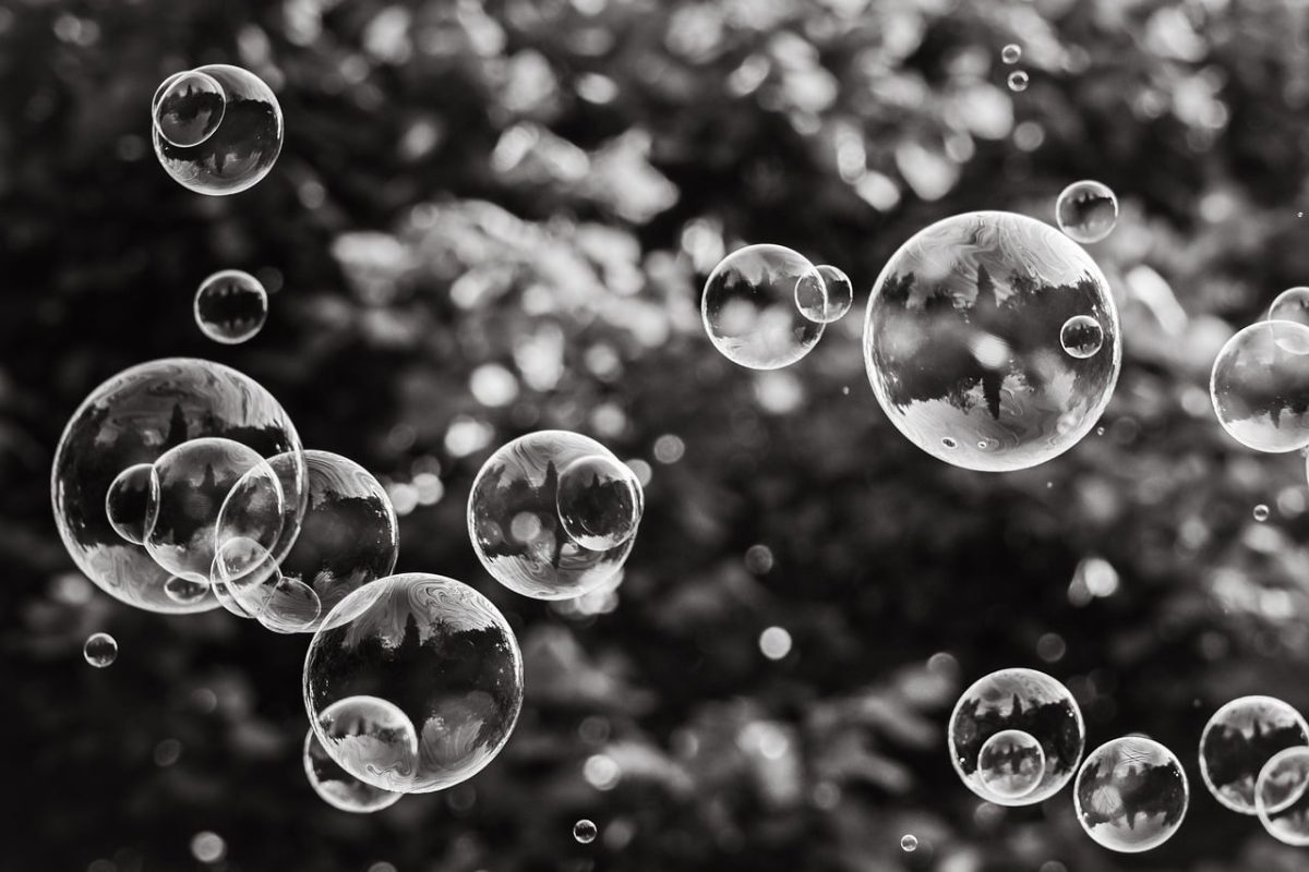 bubbles, background blur, black and white photography, artistic photography, transparency, contrast, optical effects, lightness, fantasy, ephemeral, magical, abstract, play of light and shadow, long exposure, refreshing, freedom, floating water, iridescence, natural feel, symphony of textures
