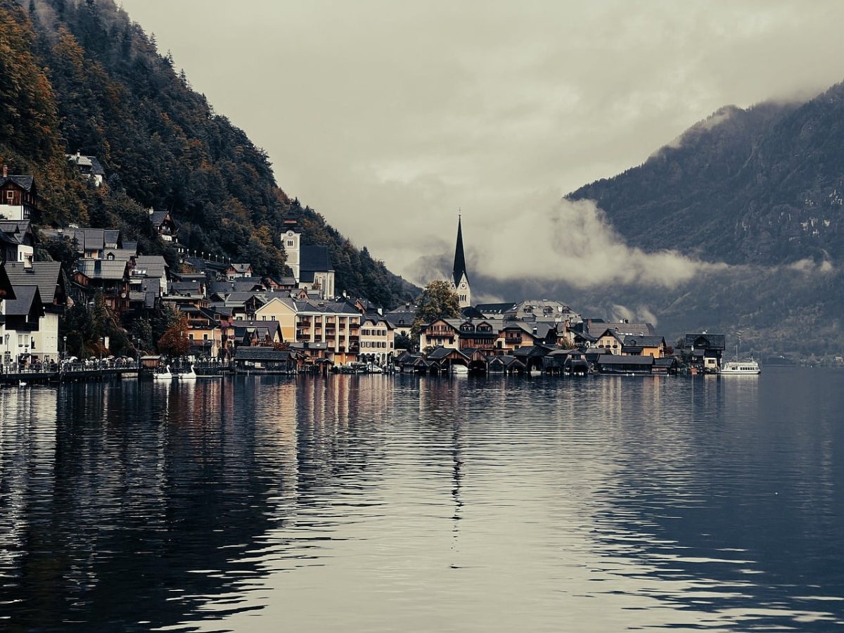austria, hallstatt, lake, mountain lake, autumn, mountains, tranquility, fog, village, nature, idyll, architecture, reflection, morning, calm, tourism, riverside, ales, cosy, prosaic, darkness, balsam