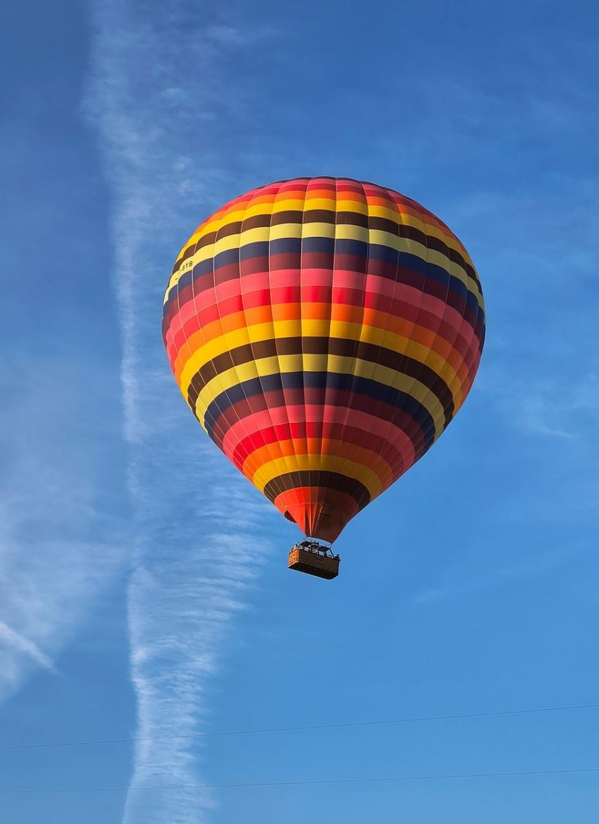 hot air balloon, blue sky, flying, adventure, travel, balloon basket, colorful, lightness, freedom, recreational activity, sky and atmosphere, wind, outdoor, horizon, peaceful, exploration, view from above, daylight, calm, fun, above the horizon