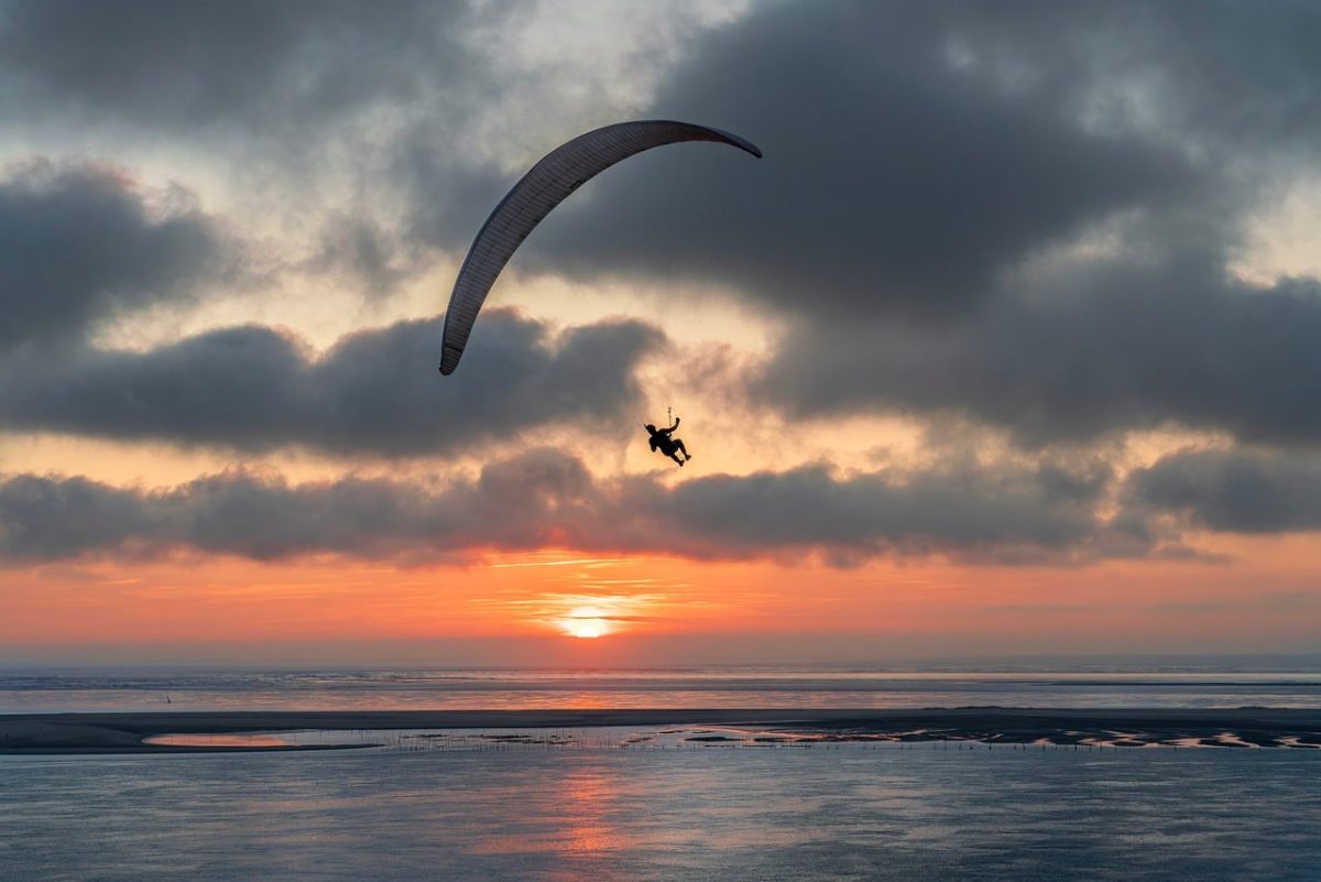 paragliding, sunset, sea, clouds, twilight, atmosphere, horizon, reflection, flowing water, dawn, gentle breeze, adventure, travel, relaxation, sport, flight, sunny, natural beauty, red, beautiful view