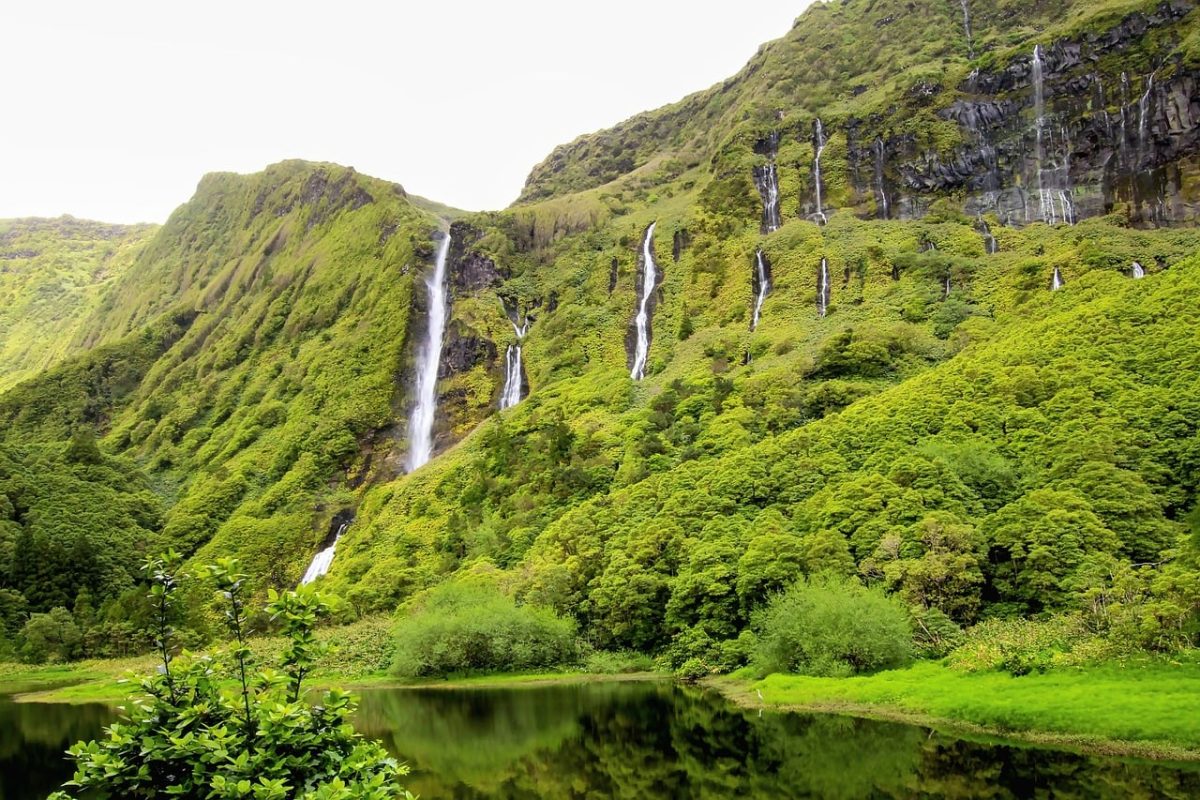 waterfall, nature, landscape, water, mountains, rocks, trees, green, lake, reflection, azores, wilderness, travel, hiking, calm, idyllic, serene, fresh, ecosystem
