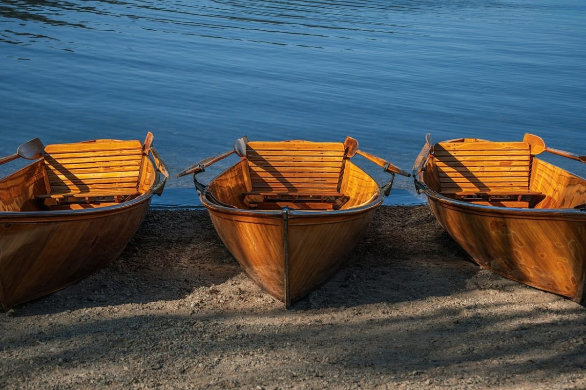 boats, wood, lake, water, shore, oars, sunny, three, bank, nature, reflection, sand, rowboat, surface, recreation, serenity, solitary, outdoors, blue, entertainment