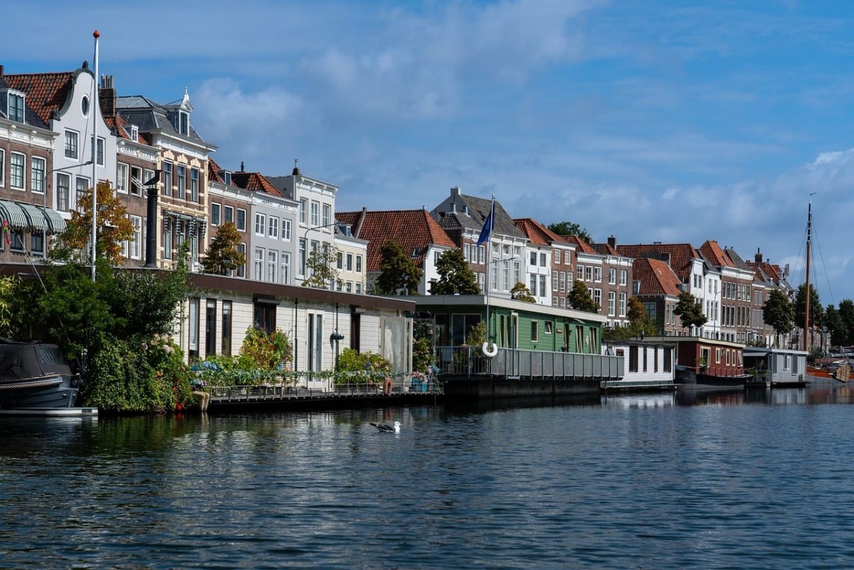 canal, netherlands, houseboat, architecture, landscape, water, grachten, landmark, house, building, river, western europe, outdoor, vacation, holiday, blue sky, tranquility, picturesque, touristic, urban