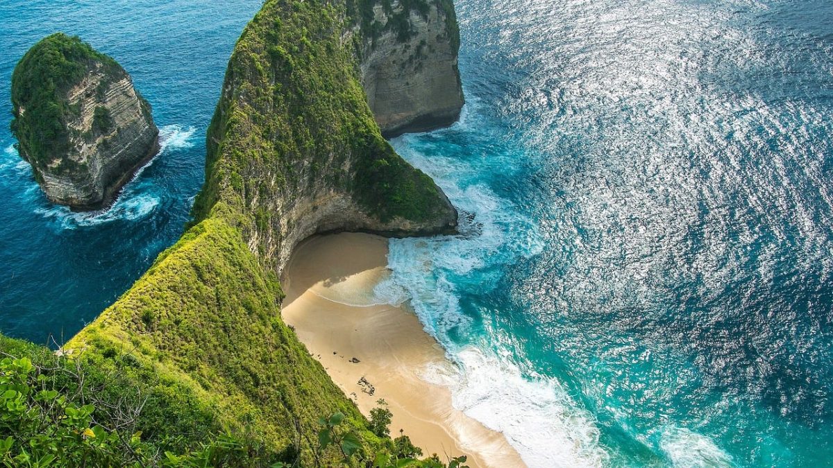beach, cliff, sea, bali, natural scenery, tourist attraction, nature, island, sunlight, tourism, exotic, bay, landscape, blue, relaxation, kelingking beach, kayaking, asian, adventure, capture