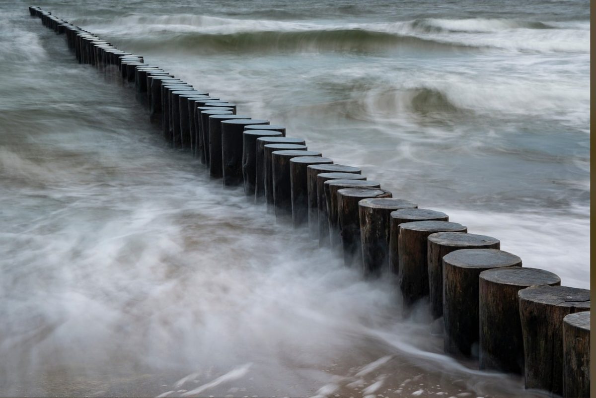 sea, water, waves, piling, wood, erosion, coast, ocean, storm, wave roar, nature, atmospheric, wet, beach, tide, line, calm, horizon, space, turn