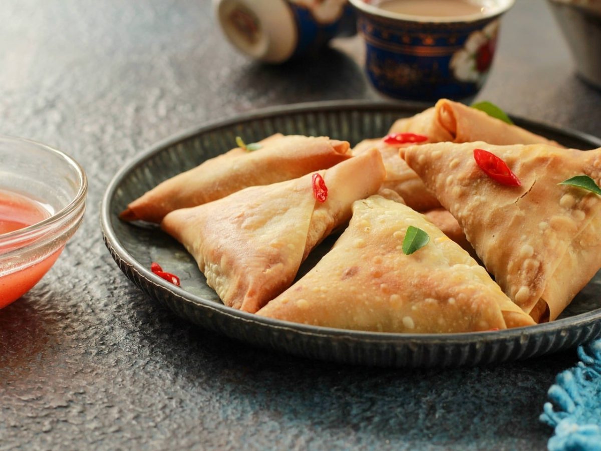 samosa, chili, indian, cuisine, food, meal, delicious, fried, spicy, vegetarian, traditional, appetizer, popular, light lunch, favourite, appetizer dish, handmade, plate, vegetable, garnish