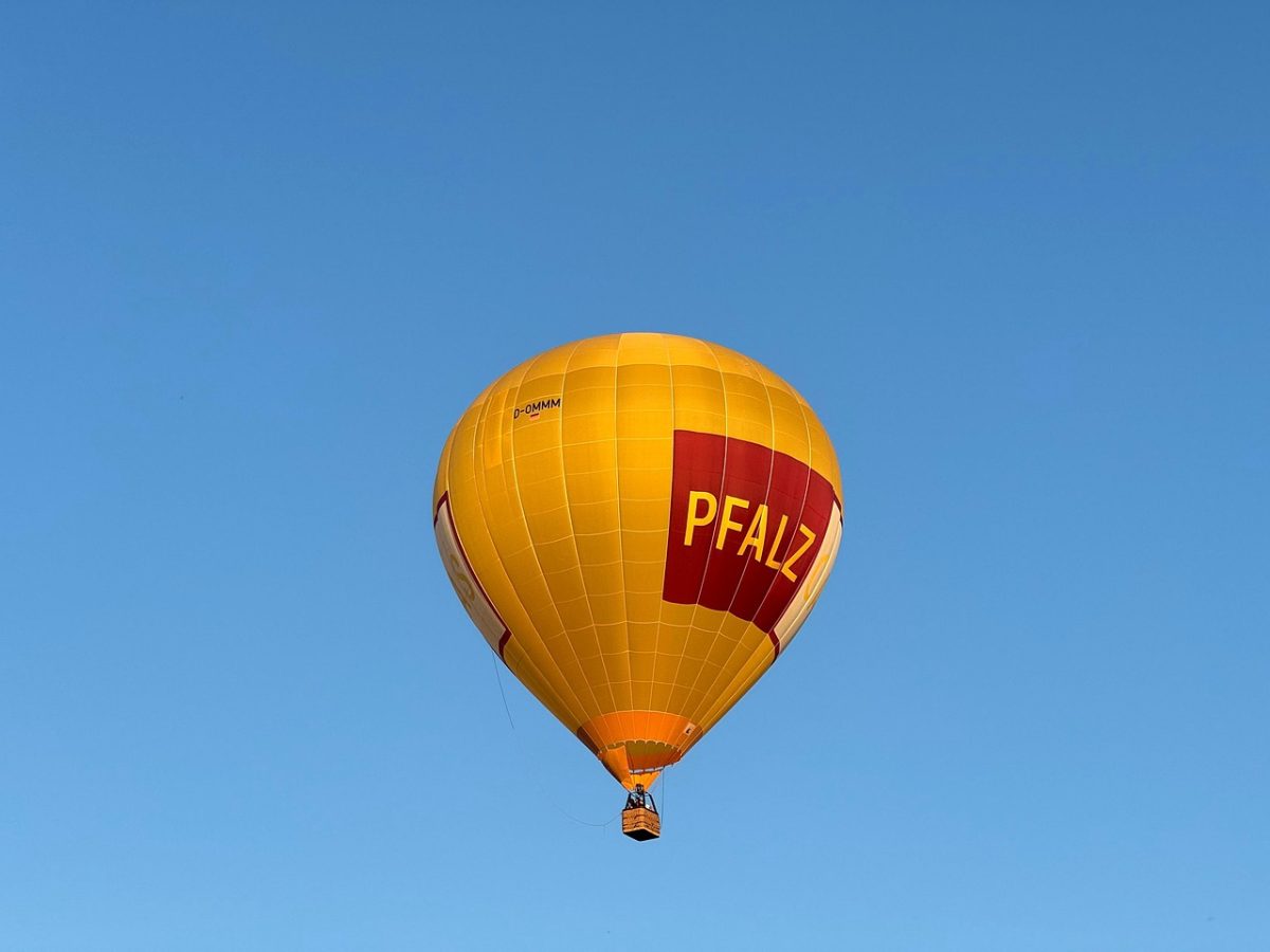 hot air balloon, aircraft, rhineland-palatinate, palatinate, germany, summer evening, pfalz, pfalz gas, werbung, werbebanner, industrie, hintergrund, rheinland-pfalz, gelb, rot, blauer himmel, schönwetter, abenteuer, sport, natur, Herxheim bei Landau/Pfalz, Rhineland-Palatinate, Germany