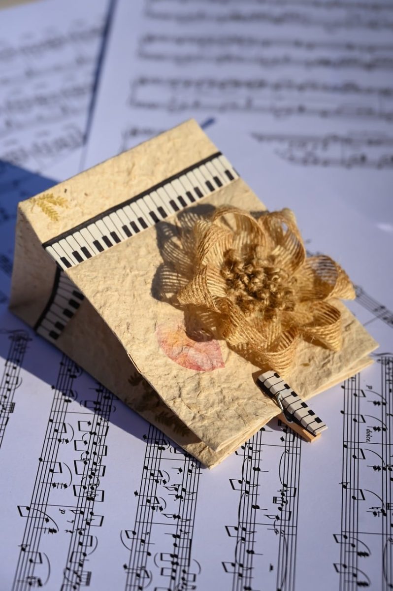 handmade card, gift bag, rustic craft, paper art, floral decoration, jute flower, piano keys, music notes, sheet music, vintage style, decorative paper, eco friendly design, artistic background, craft project, handmade design, music inspired, creative craft, textured paper, diy decoration, floral ornament, arts and crafts, creative background, rustic charm, music and art, handmade gift