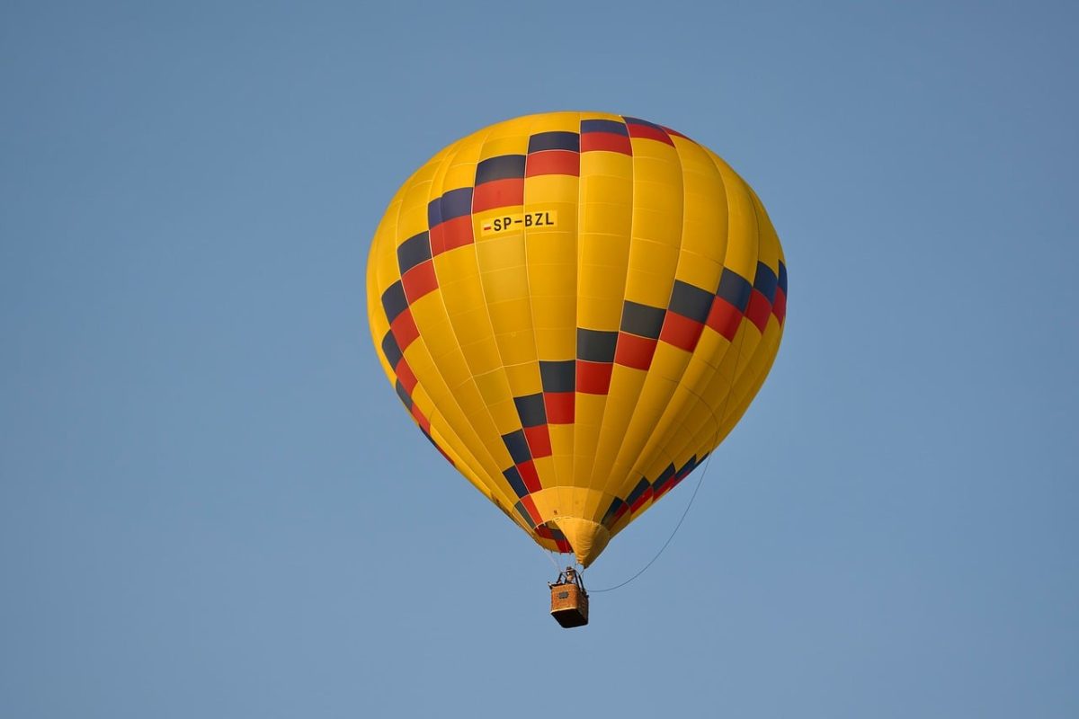 hot air balloon, round, yellow, flying, basket, to travel