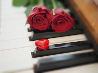valentine's day, heart, roses, piano, keyboard, red, love, romantic, music, gentle, symbolism, beautiful, message, decoration, atmosphere, delicacy, objects, lighting, passion, valentine card, minimalism