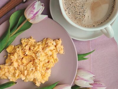 breakfast, scrambled eggs, coffee, tulips, pink plate, mug, spoon, pink, decorative, spread, fresh flowers, cute design, coffee cup, rabbit, napkin, wooden cutlery, breakfast in bed, romantic atmosphere, cosy