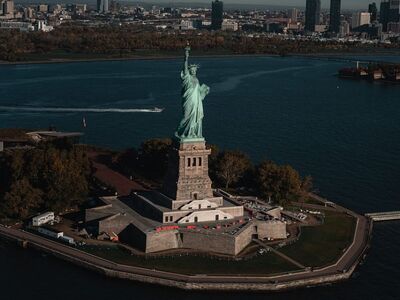 statue of liberty, new york, ellis island, world heritage icon, monument, tourist attraction, american symbol, freedom, historic site, nature, ocean, skyscraper, blue sky, city, hudson river, usa, port city, tourism, summer, panorama, bay, natural beauty