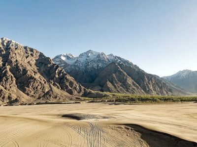 mountains, sand desert, snowcapped peaks, valley, blue sky, desert, mountain foothills, trees, view, natural landscape, landscape, sun, dry, shadows, summer, sunny, sky, sand, natural beauty, travel destination, tranquility