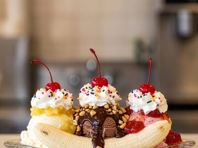banana split, dessert, ice cream, fruit, whipped cream, cherry, topping, chocolate, nuts, strawberry, pineapple, sundae, sweet, dessert bowl, tasty, refreshing, jelly, creamy, ice cream sundae