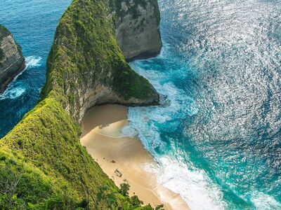 beach, cliff, sea, bali, natural scenery, tourist attraction, nature, island, sunlight, tourism, exotic, bay, landscape, blue, relaxation, kelingking beach, kayaking, asian, adventure, capture
