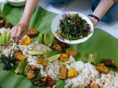 nasi liwet, indonesian food, banana leaf, traditional food, tofu, tempeh, fried chicken, sambal, ingredients, water spinach, culture, preparation, rocket, hand, serving, vegetables, traditional, mobile phone, hands, eastern food