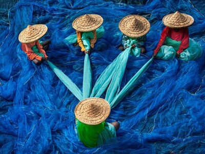 fishing, fisherman, net, hats, blue, traditional, work, asian, collaboration, activities, group, straw, rice hats, colorful, community, fishing village, movement, handcraft, outdoor, wide angle