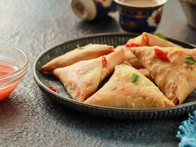 samosa, chili, indian, cuisine, food, meal, delicious, fried, spicy, vegetarian, traditional, appetizer, popular, light lunch, favourite, appetizer dish, handmade, plate, vegetable, garnish