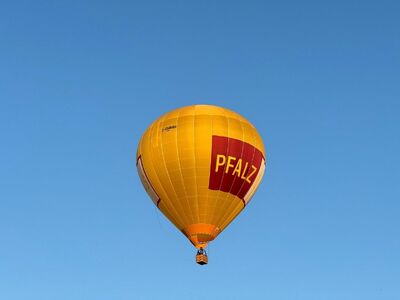 hot air balloon, aircraft, rhineland-palatinate, palatinate, germany, summer evening, pfalz, pfalz gas, werbung, werbebanner, industrie, hintergrund, rheinland-pfalz, gelb, rot, blauer himmel, schönwetter, abenteuer, sport, natur, Herxheim bei Landau/Pfalz, Rhineland-Palatinate, Germany