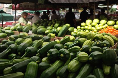 zucchini, vegetable, market, green, fresh, food, sale, trough, vegetable crate, agriculture, shop, organic, farmers market, healthy eating, agricultural product, seasonal, vitamins, fiber, diet, shopping