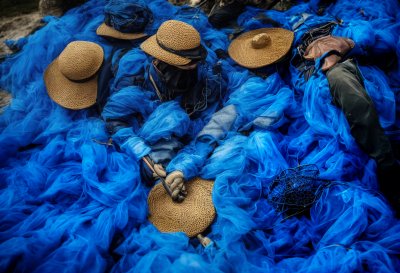 fishing, fisherman, net, hats, blue, traditional, work, asian, collaboration, activities, group, straw, rice hats, colorful, community, fishing village, movement, handcraft, outdoor, wide angle