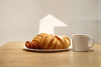 coffee, croissant, pastry, beverage, mug, cafe, office, coffee cup, drink, food, tea